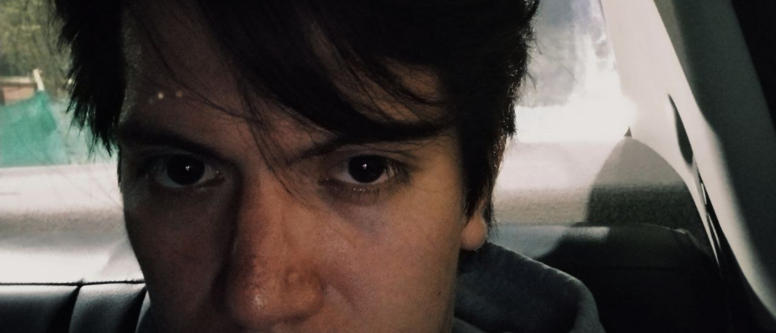 Ozcar Horna cantautor peruano en concierto - Imagen de fondo del sitio oficial